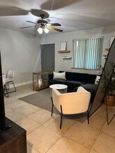 585 SW 11th St in Miami, FL - Building Photo - Building Photo