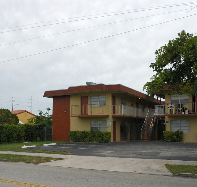 2025 Washington St in Hollywood, FL - Foto de edificio - Building Photo