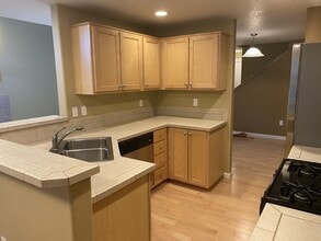10789 SW Canterbury Ln in Portland, OR - Building Photo - Building Photo