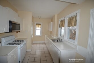 3 Washburn Ter, Unit 3 in Brookline, MA - Foto de edificio - Building Photo