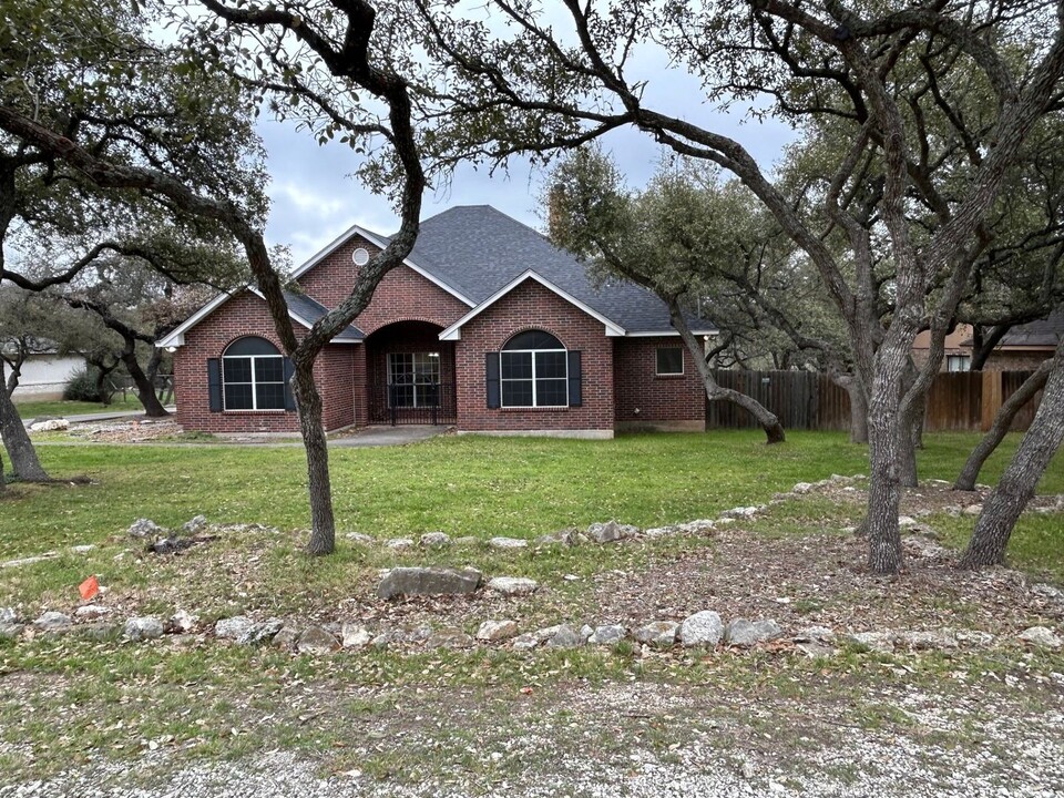 26026 S Glenrose Rd in San Antonio, TX - Building Photo