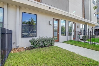 2401 Crawford St in Houston, TX - Building Photo - Building Photo