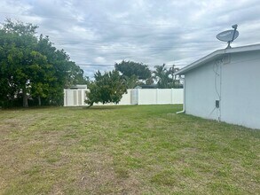 1160 Sharlo Cir in Englewood, FL - Building Photo - Building Photo