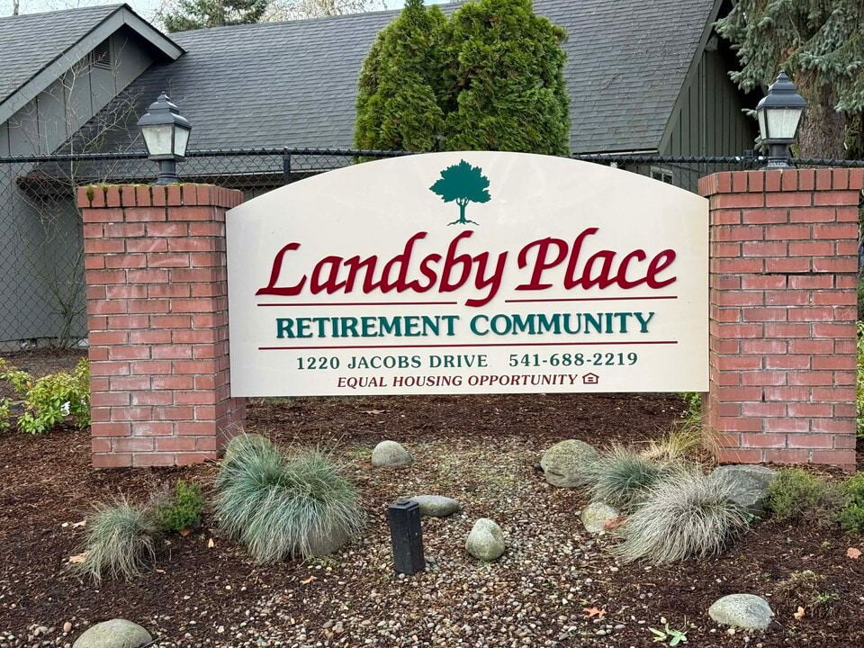 Landsby Place Retirement Community in Eugene, OR - Foto de edificio