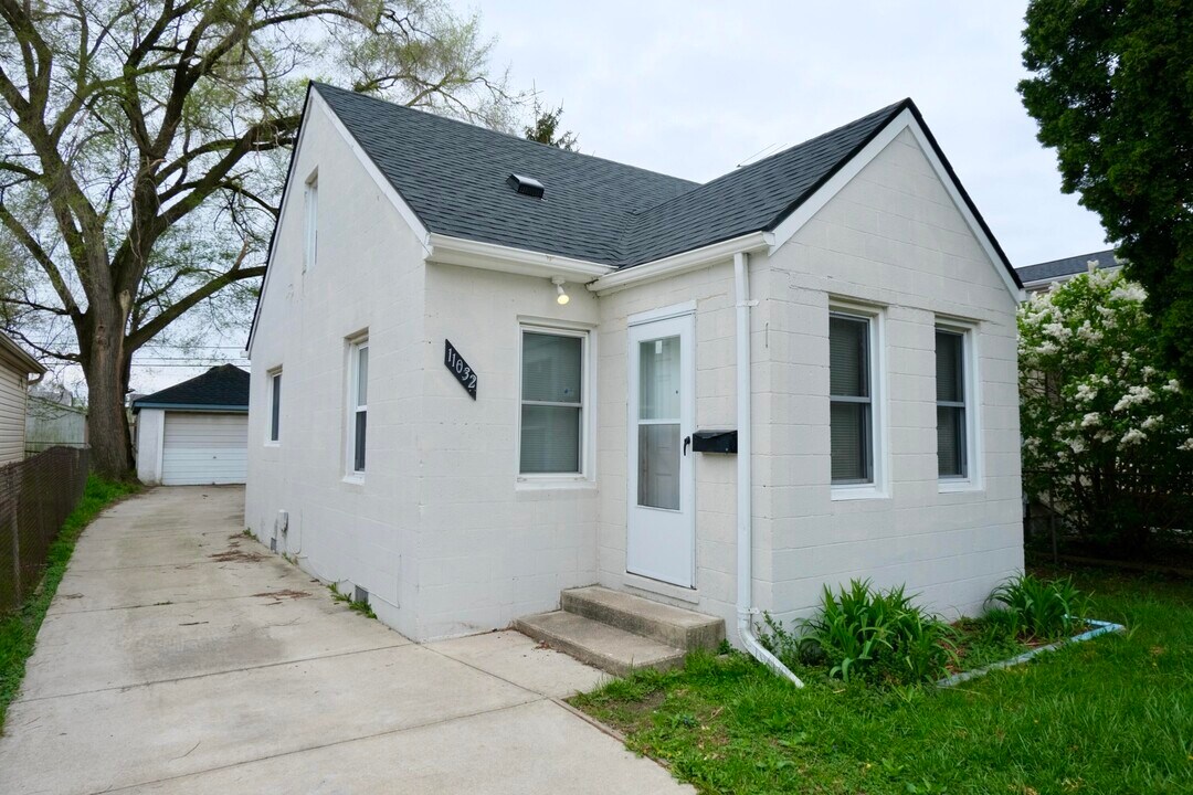 11032 Continental Ave in Warren, MI - Building Photo