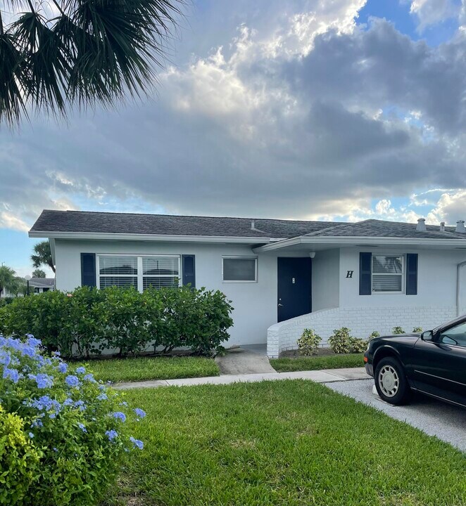 2716 Emory Dr E in West Palm Beach, FL - Building Photo