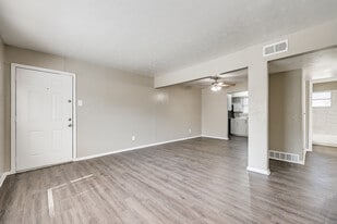 Vista Verde in Mesquite, TX - Building Photo