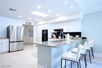 760 106th Ave N in Naples, FL - Foto de edificio - Building Photo