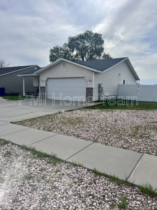 427 Downs Dr in Ogden, UT - Building Photo