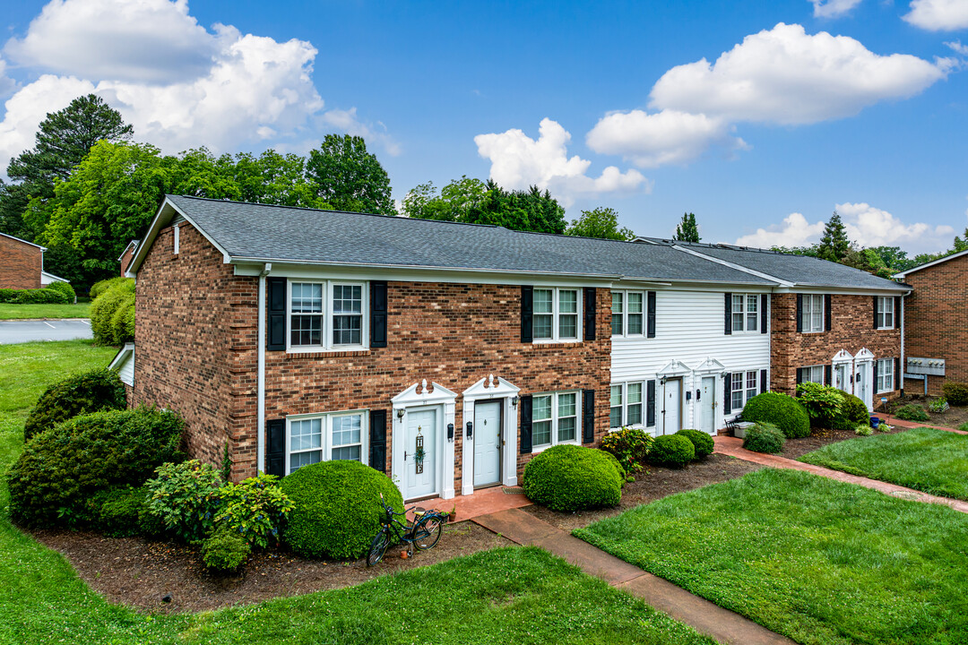 Salisbury Manor Condominiums in Kernersville, NC - Building Photo