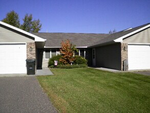 840 Highview Dr, Unit C in New Richmond, WI - Building Photo - Building Photo