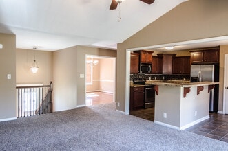 1005 Ishee Dr in Clarksville, TN - Building Photo - Building Photo