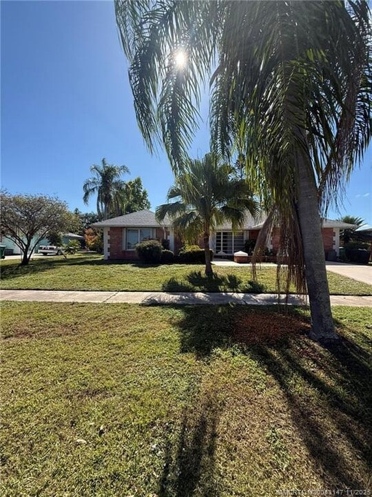 154 SE Selva Ct in Port St. Lucie, FL - Building Photo