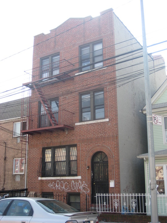 108-56 41st Ave in Flushing, NY - Building Photo