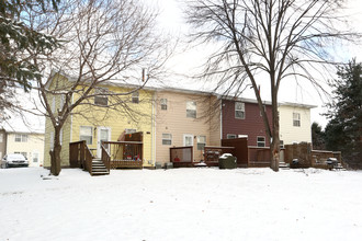 Bond Street Townhomes in Holt, MI - Building Photo - Building Photo