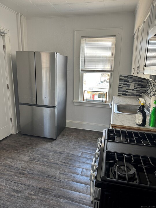 3142 Fairfield Ave in Bridgeport, CT - Building Photo