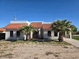 203 W Cantu Rd in Del Rio, TX - Building Photo