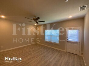 330 Niki Dr in Lewisville, TX - Foto de edificio - Building Photo