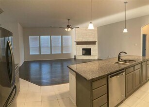 1566 Country Crest Dr in Waxahachie, TX - Foto de edificio - Building Photo