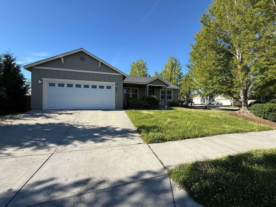 641 NE POSEY COURT in Madras, OR - Building Photo