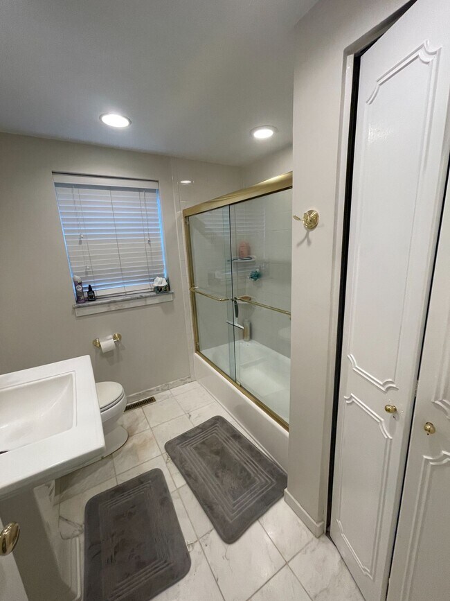 51 Lake Shore Ct, Unit 1 in Boston, MA - Building Photo - Building Photo