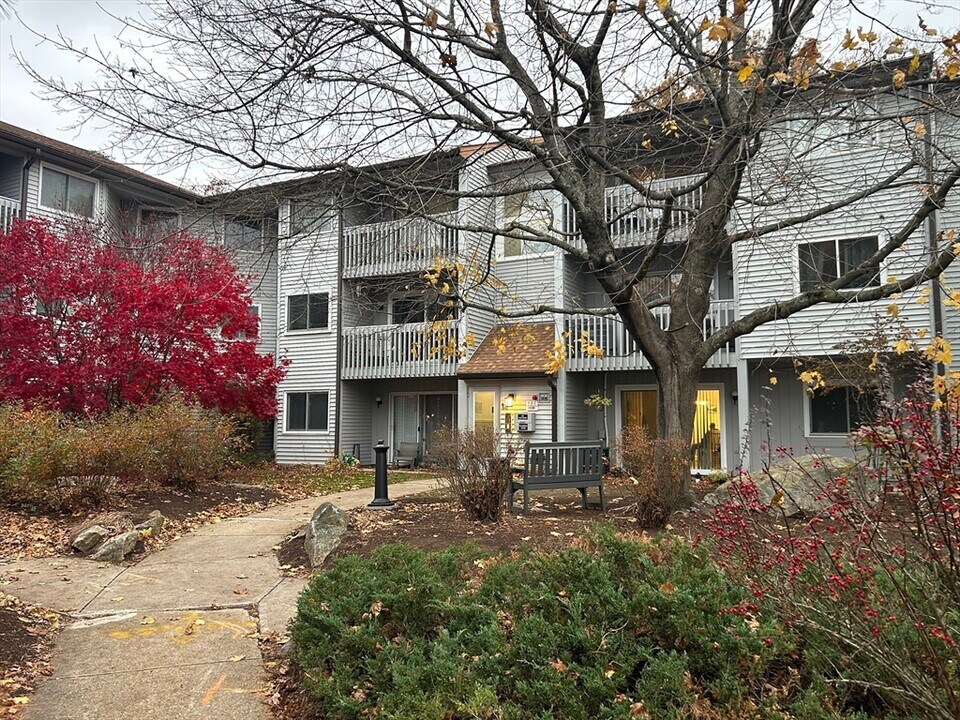 1410 Franklin Crossing Rd in Franklin, MA - Building Photo