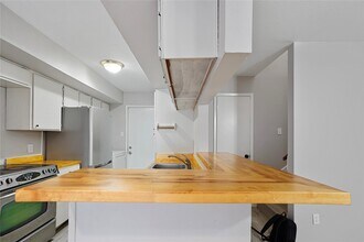 6633 W Airport Blvd in Houston, TX - Foto de edificio - Building Photo