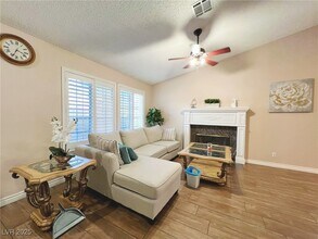 3879 Flickering Star Dr in Las Vegas, NV - Foto de edificio - Building Photo