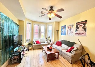 731 Parker St, Unit 2 in Boston, MA - Foto de edificio - Building Photo