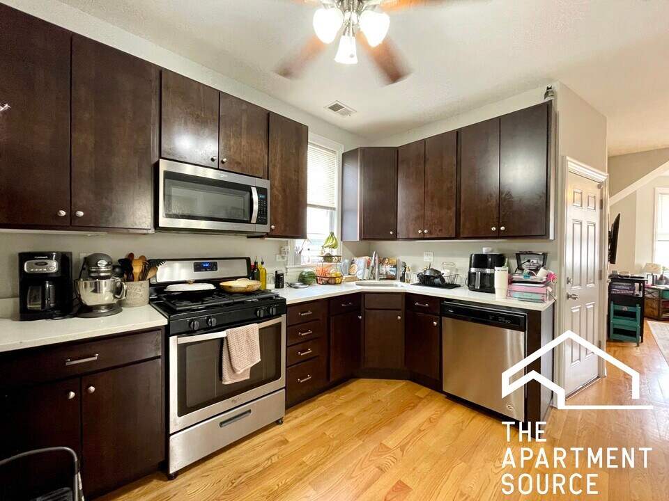3611 W Wolfram St, Unit 3F in Chicago, IL - Building Photo