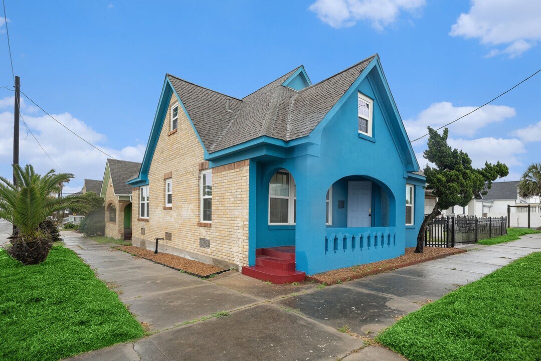 1028 Ave M 1/2 in Galveston, TX - Building Photo