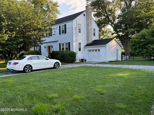 55 Pinewood Ave in West Long Branch, NJ - Building Photo - Building Photo