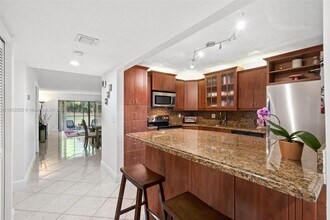 197 Lakeview Dr in Weston, FL - Building Photo - Building Photo