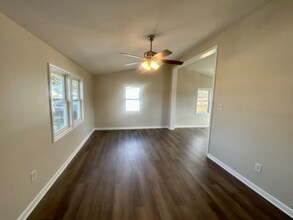 403 S Market St in Benson, NC - Foto de edificio - Building Photo