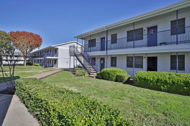 Metro at 1515 in Carrollton, TX - Building Photo - Building Photo
