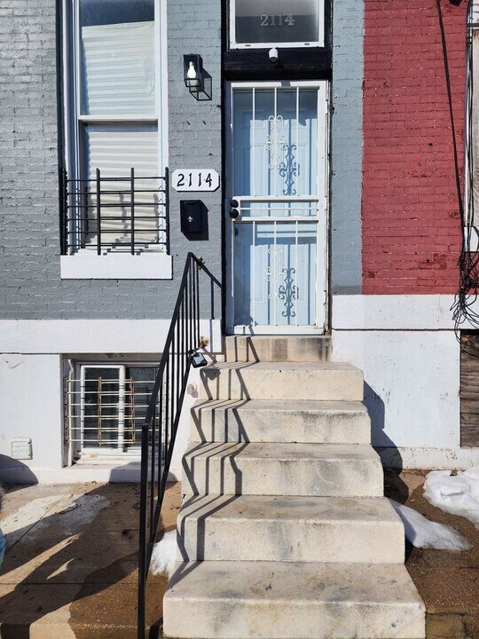 2114 Hollins St in Baltimore, MD - Building Photo