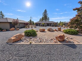 6377 Oak Way in Paradise, CA - Building Photo