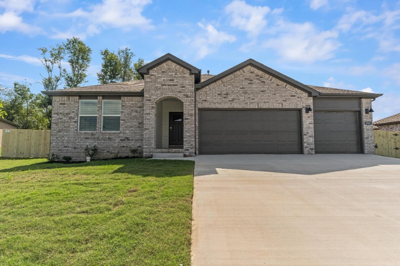 981 PEBBLE Dr in Prairie Grove, AR - Building Photo