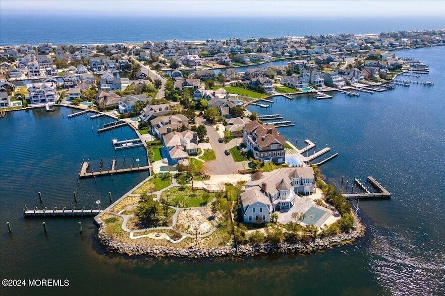 225 Channel Ln in Mantoloking, NJ - Foto de edificio