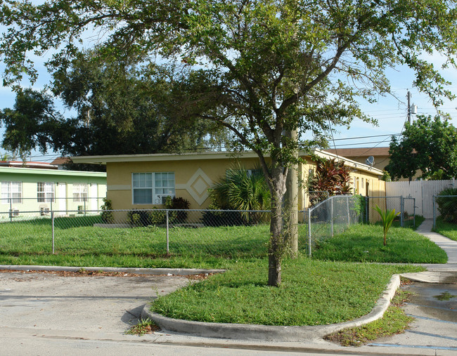 2041 NE 167th St in Miami, FL - Building Photo - Building Photo