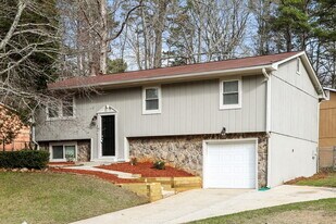 2194 Cherokee Valley Cir in Lithonia, GA - Building Photo