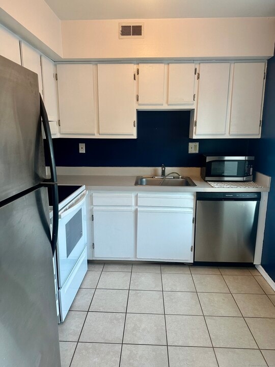 118 Candlewood Dr in South Windsor, CT - Building Photo