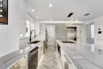 124 11th St in Miami Beach, FL - Building Photo - Building Photo