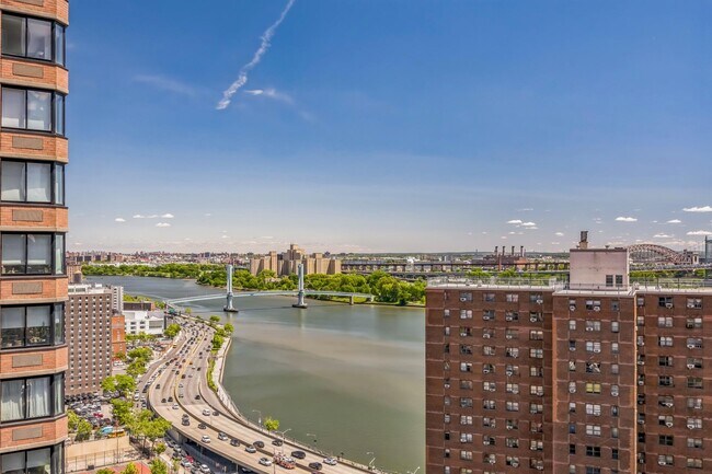345 E 93rd St in New York, NY - Building Photo - Building Photo