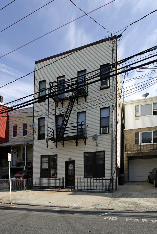 76 Zabriskie St in Jersey City, NJ - Building Photo - Building Photo