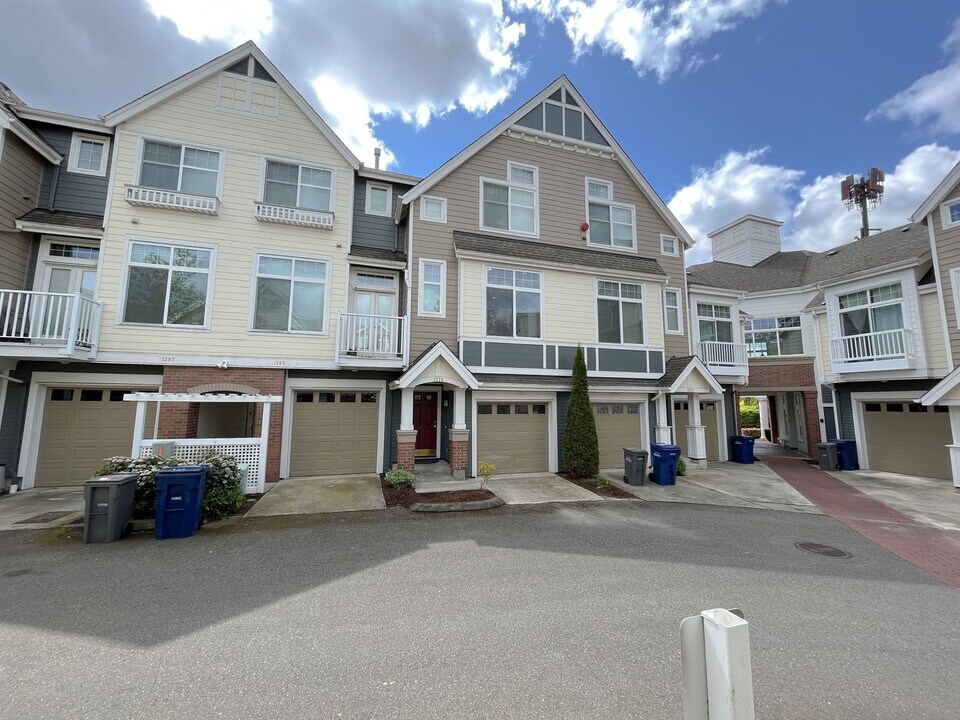 1379 Huckleberry Cir in Issaquah, WA - Building Photo
