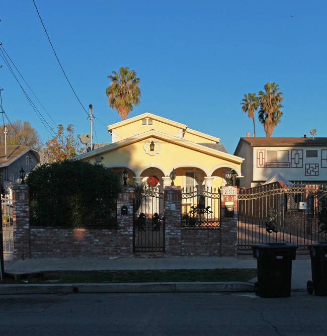 233 W Elm Ave in Burbank, CA - Building Photo - Building Photo