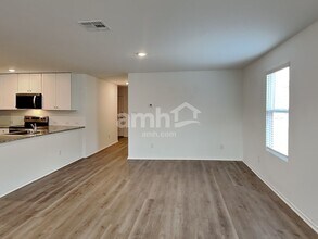 5439 Elm Valley Dr in San Antonio, TX - Foto de edificio - Building Photo