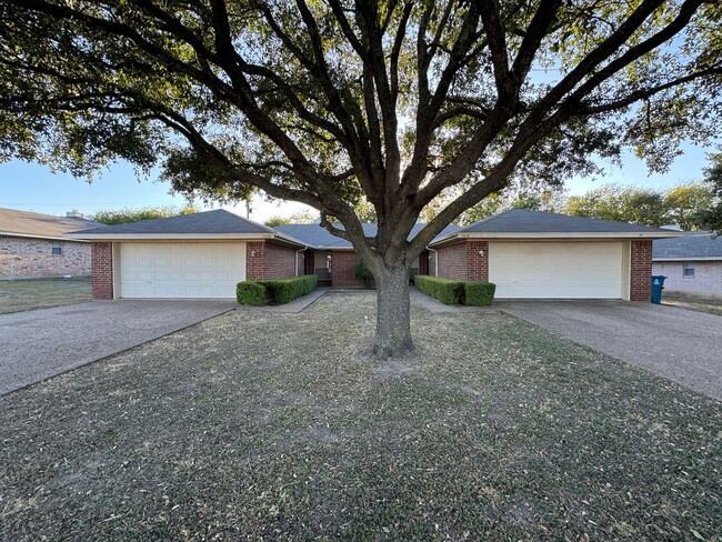 1006 Parkview Cir in Hewitt, TX - Foto de edificio - Building Photo