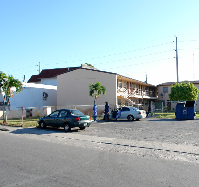 11 SW 5th Ave in Dania, FL - Building Photo